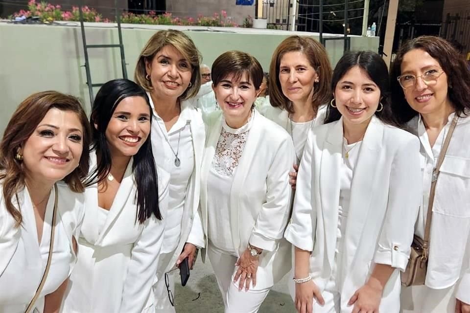 Claudia López, Faby Segovia, Elda Salas, Rosario Leal, Toni Martínez, Dany Alvarado y Mirthala de Alvarado