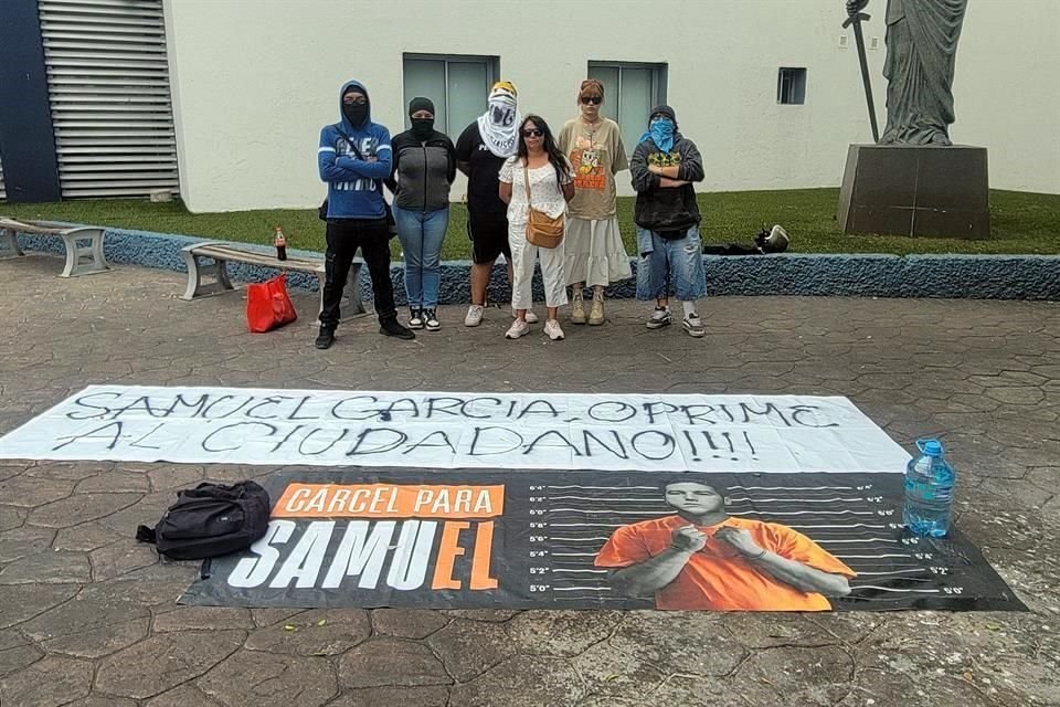 Kelly Torres y otros integrantes del colectivo permanecerán afuera del Palacio de Justicia hasta que Luis sea liberado.