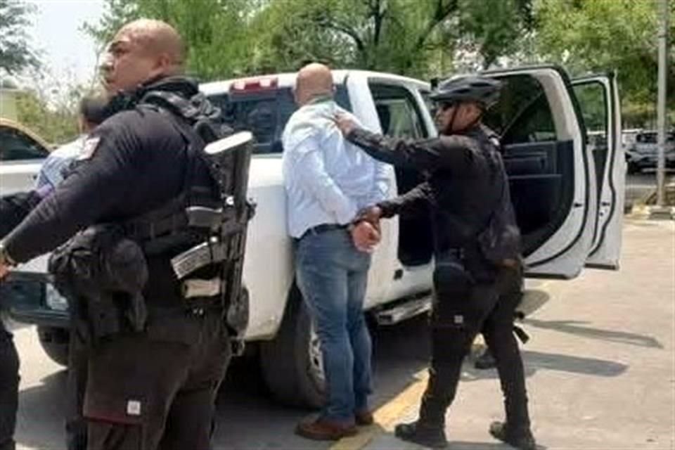 El ex delegado del IMSS en Hidalgo fue trasladado a la Fiscalía General de la República por los delitos de portación ilegal de arma y posesión injustificada de dinero en efectivo.