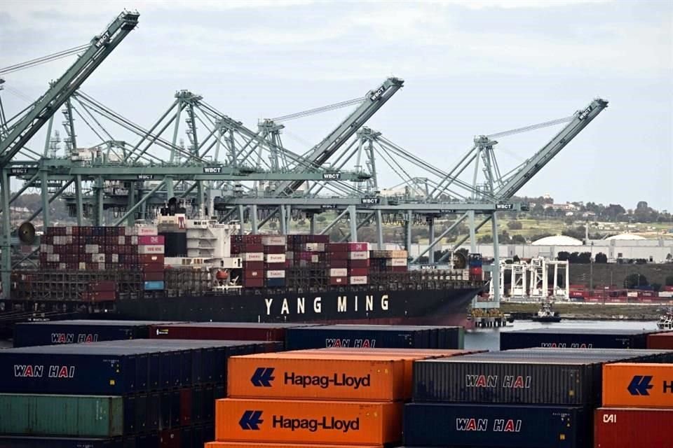 Los amplios aranceles de Trump, incluido el aumento de las tarifas sobre las importaciones chinas a 145 por ciento, alimentaron una prisa de las empresas por importar mercancías para evitar costos más altos. 