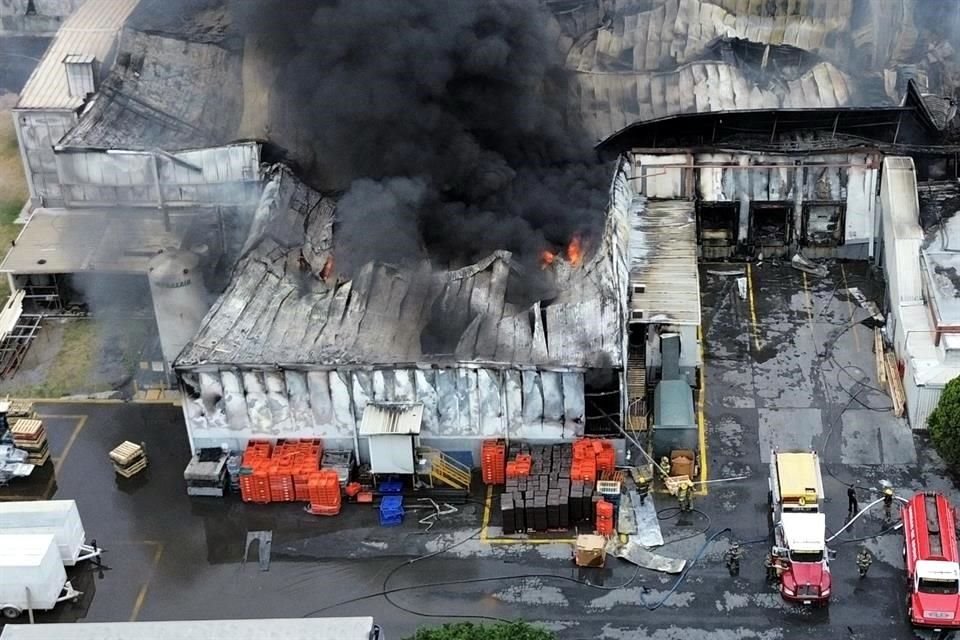 La bodega, ubicada en el Parque Industrial Monterrey, en Apodaca, comenzó arder en el área del laboratorio de calidad, pero el protocolo de seguridad funcionó para que los trabajadores salieran.
