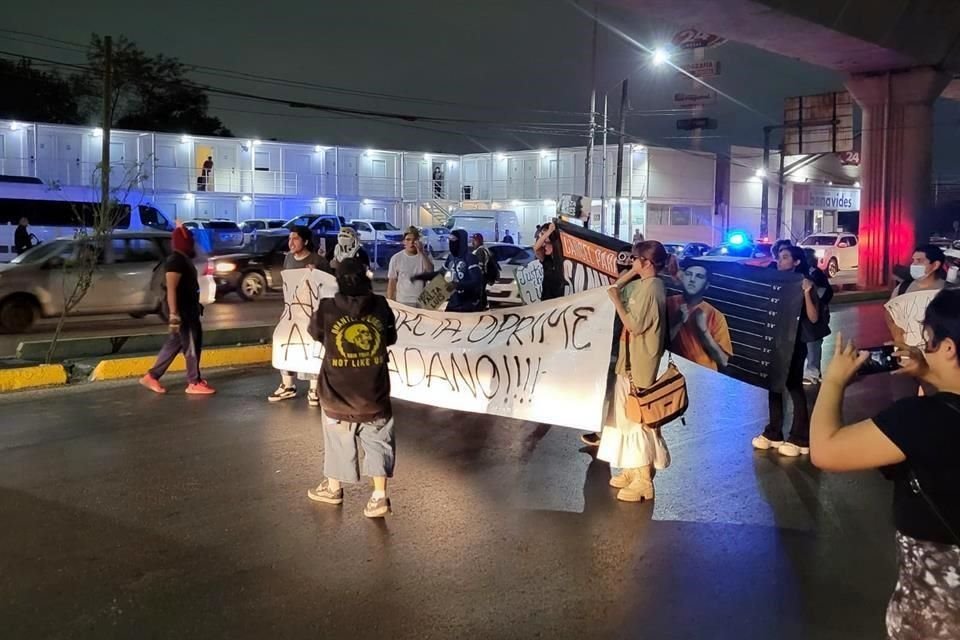 Un grupo de unas 30 personas bloqueó avenidas anoche para exigir la liberación de un manifestantes detenido. 