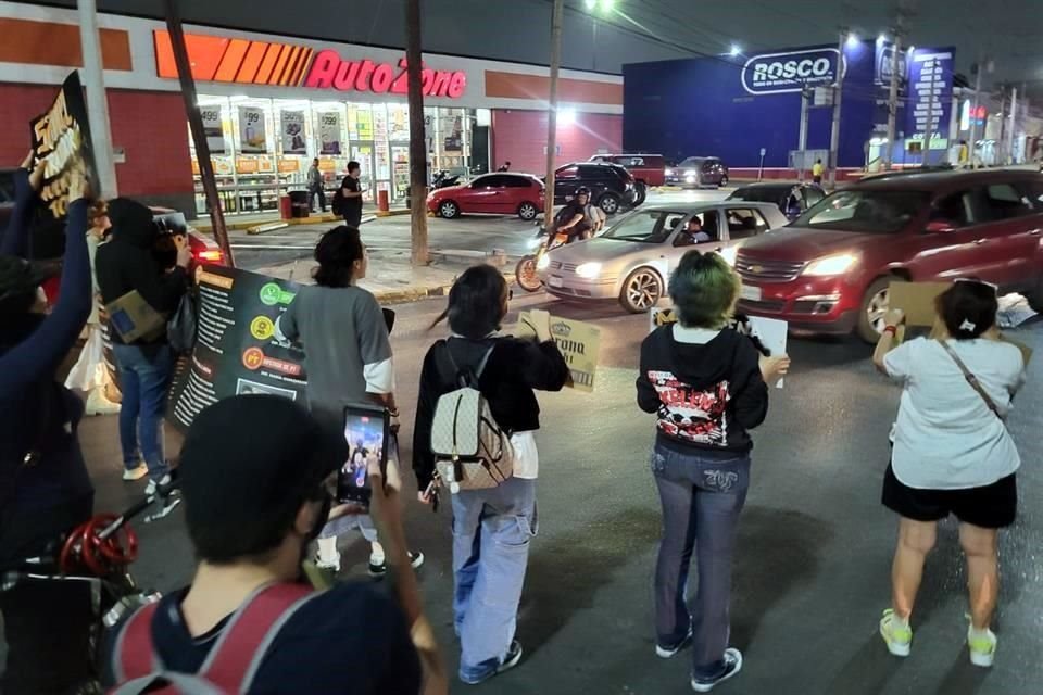 Manifestantes realizan bloqueos viales en inmediaciones del Palacio de Justicia, en Monterrey, para exigir liberación de compañero.