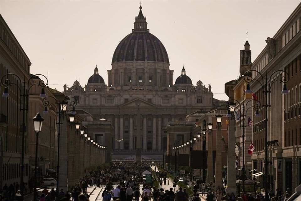 Personas caminan en la Plaza de San Pedro en el Vaticano, el 22 de abril del 2025.