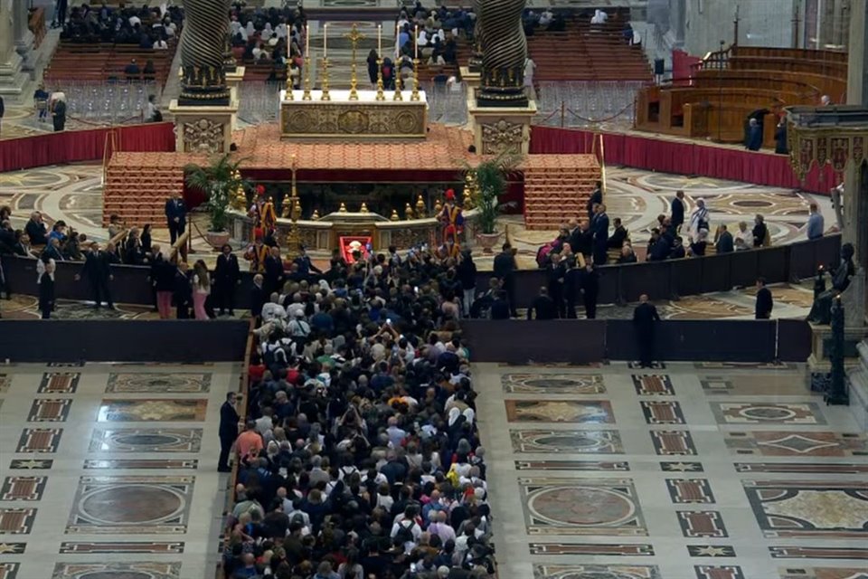 Miles de fieles católicos ingresan a la Basílica de San Pedro para despedir al Papa Francisco.