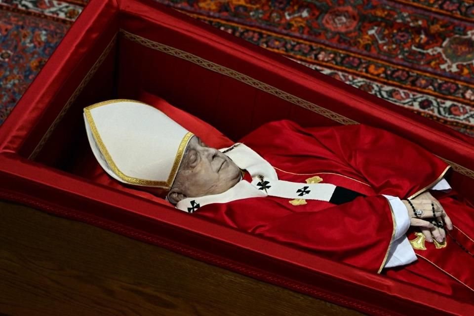 Miles despiden al Papa en la Basílica de San Pedro.