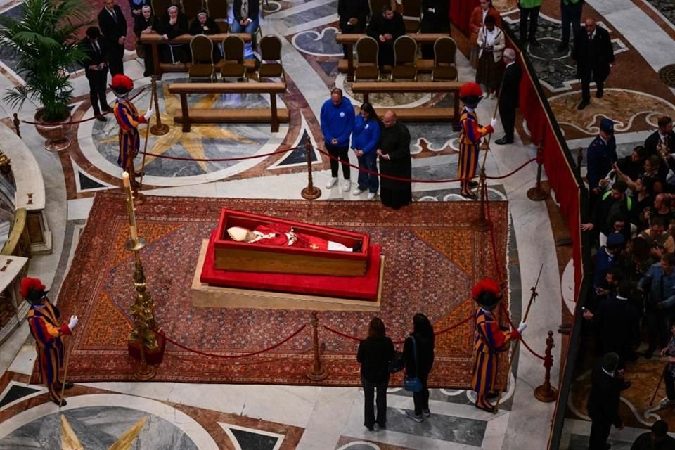 El primer velatorio de Francisco se celebró en la Domus Santa Marta, en una ceremonia privada para los residentes del Vaticano y la casa papal.