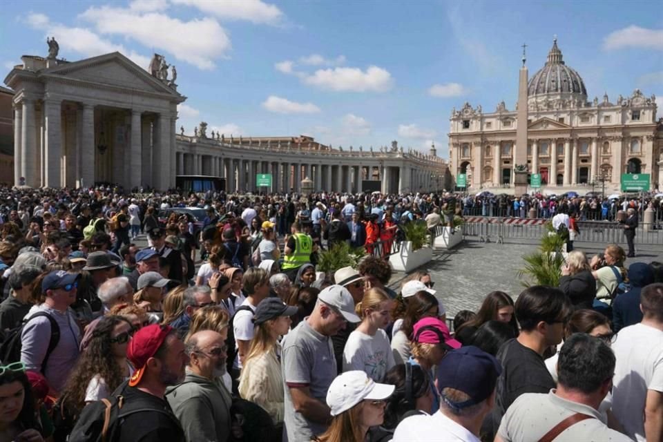 Los peregrinos continúan llegando para dar el último adiós al Pontífice.