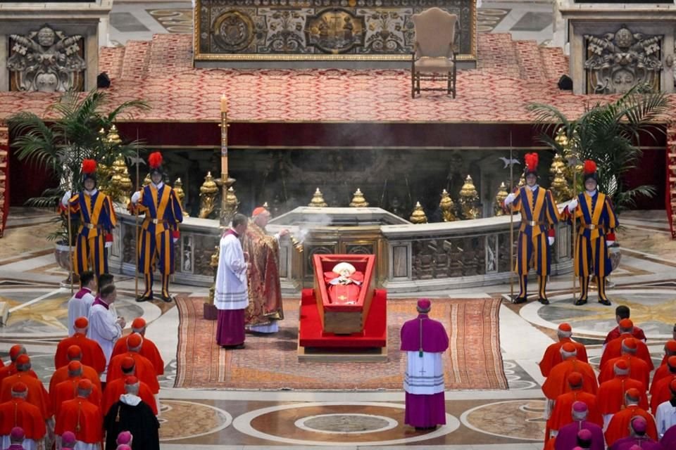 El ataúd no fue colocado en un catafalco elevado, como fue el caso con papas anteriores, sino que simplemente se colocó en una rampa inclinada ante el altar principal de la Basílica del siglo XVI.