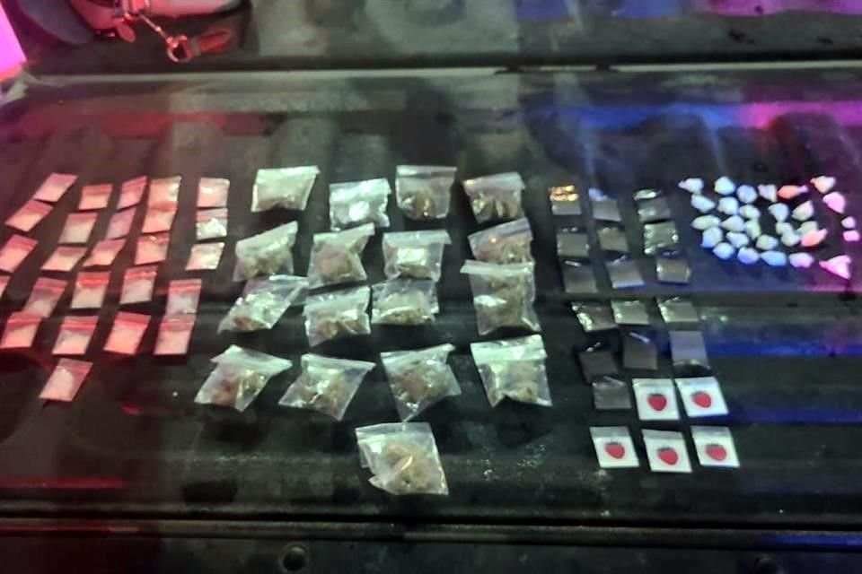 En la revisión le encontraron al interior de una mochila tipo mariconera 93 envoltorios de drogas similares a la mariguana, cocaína en polvo y tipo cristal.