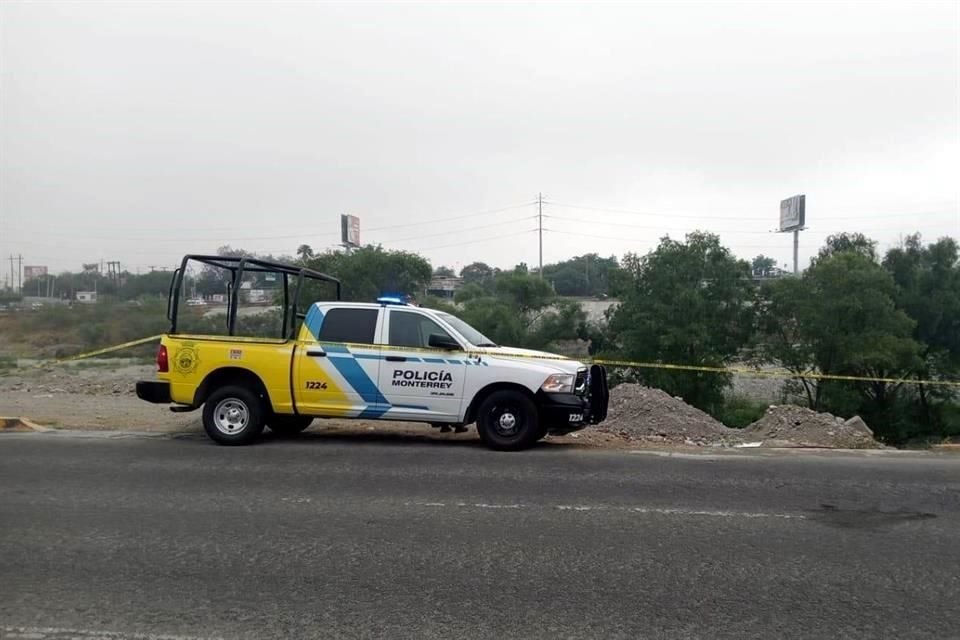 El hallazgo fue reportado a las 9:30 horas, de lado de la Avenida Constitución, frente a donde estaba el Parque Plaza Sésamo, a unos 200 metros del Puente Guadalupe.