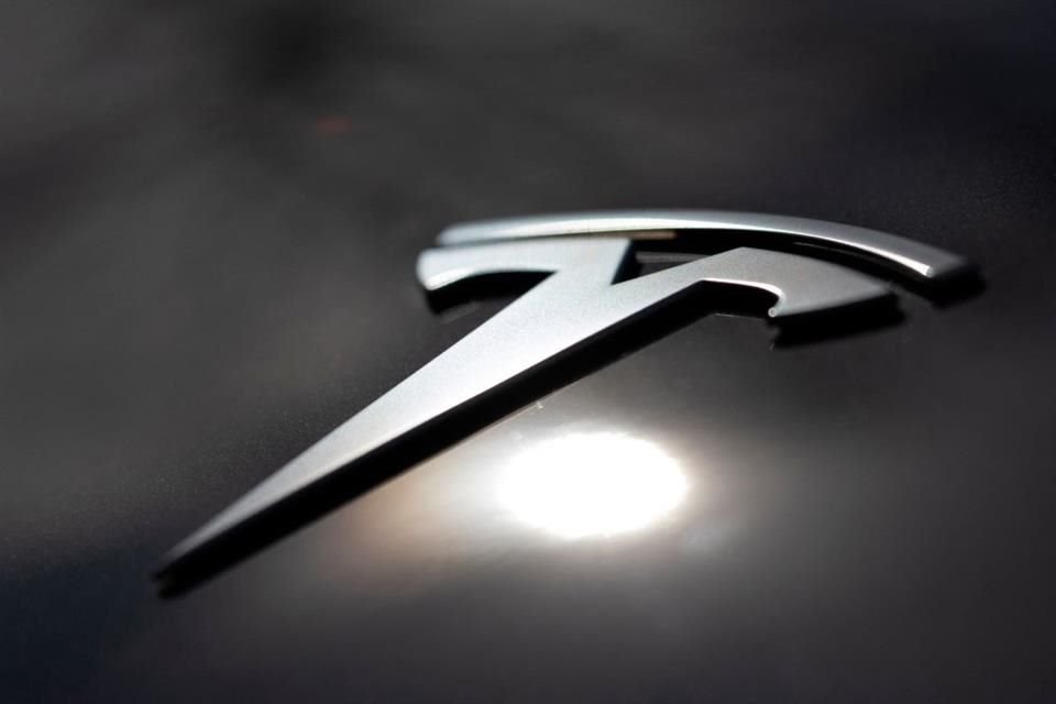 Tesla obtiene celdas de batería para ensamblar sus autos desde China, lo cual podría derivar en un pago de impuestos.