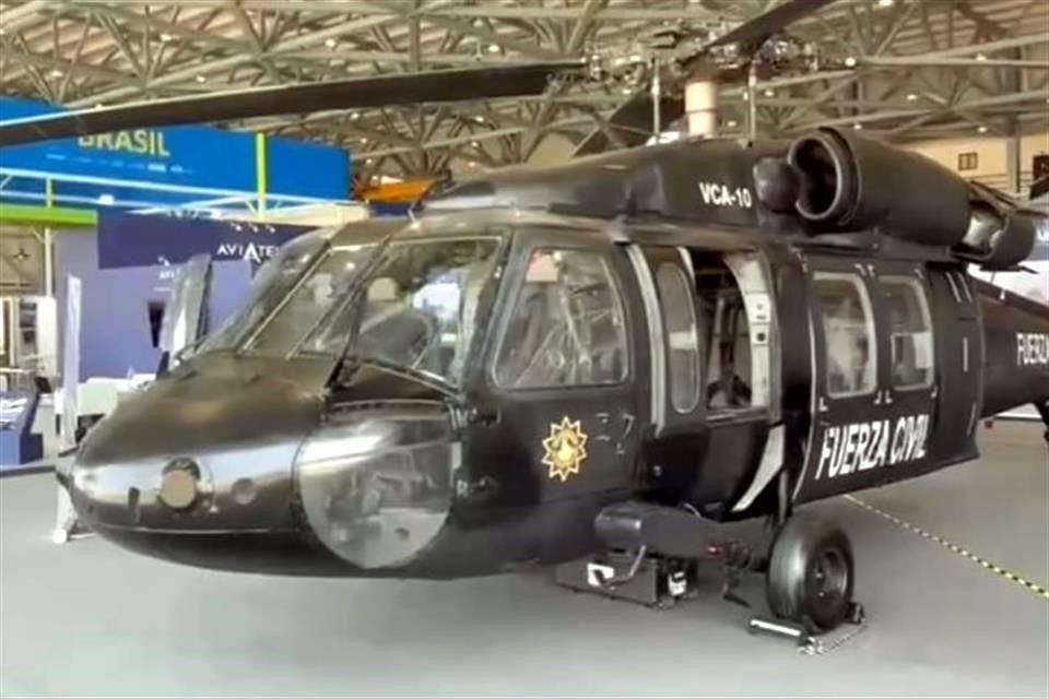 El helicóptero Black Hawk está en la exposición en la Base Aérea Militar junto al AIFA.