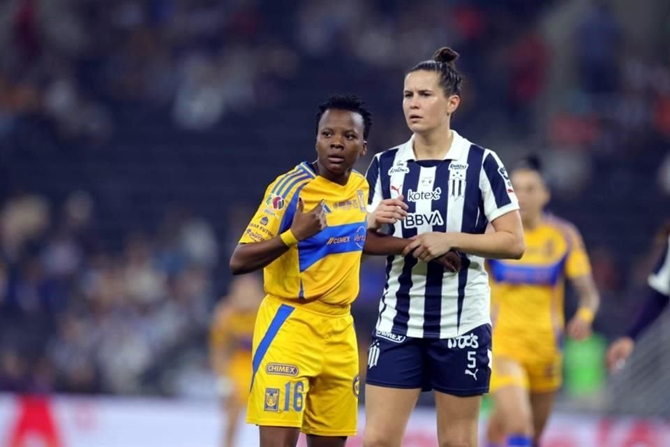 Merel Van Dongen (der.) marca a Thembi Kgatlana en un Clásico Regio.