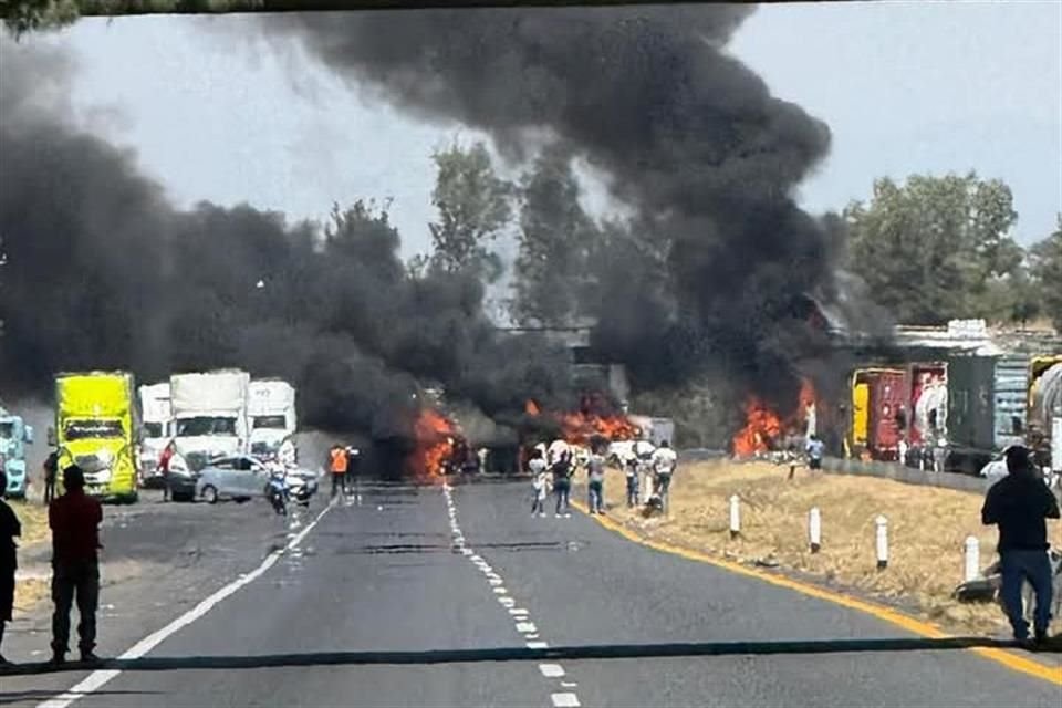 Enfrentamiento entre civiles y elementos de Sedena desató bloqueos del grupo delincuente en la Autopista Maravatío-Zapotlanejo, en La Barca.