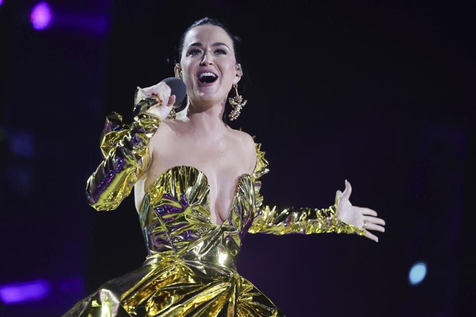 Katy Perry saboreó una concha de chocolate antes de su show en CDMX, mostrando su amor por la cultura y comida mexicana.