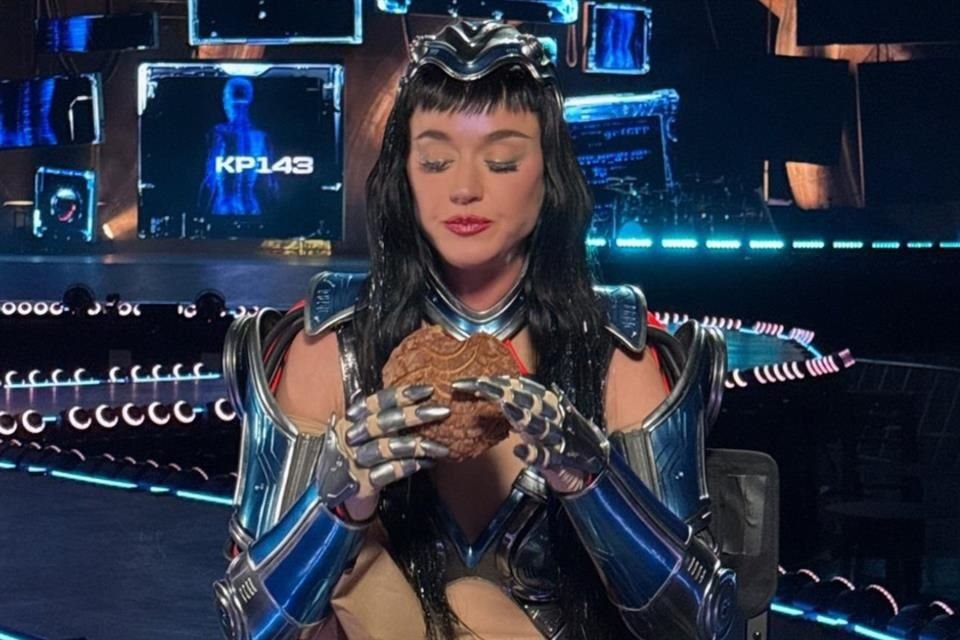Katy Perry saboreó una concha de chocolate antes de su show en CDMX, mostrando su amor por la cultura y comida mexicana.