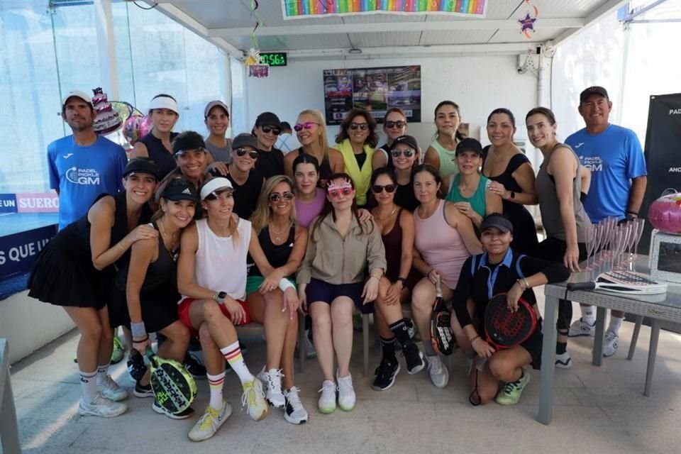 Grupo de amigas con la festejada