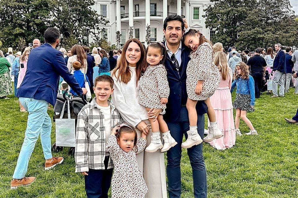 Eugenio Fernández y Marcela González de Fernández con sus hijos Sofía, Lucía, Emilia y Andrés Fernández González