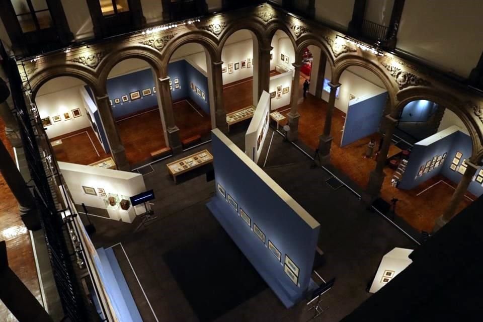 La muestra 'Miguel Covarrubias, Una mirada sin fronteras' reúne 450 obras del artista mexicano en el Palacio de Cultura Banamex en el Centro Histórico.