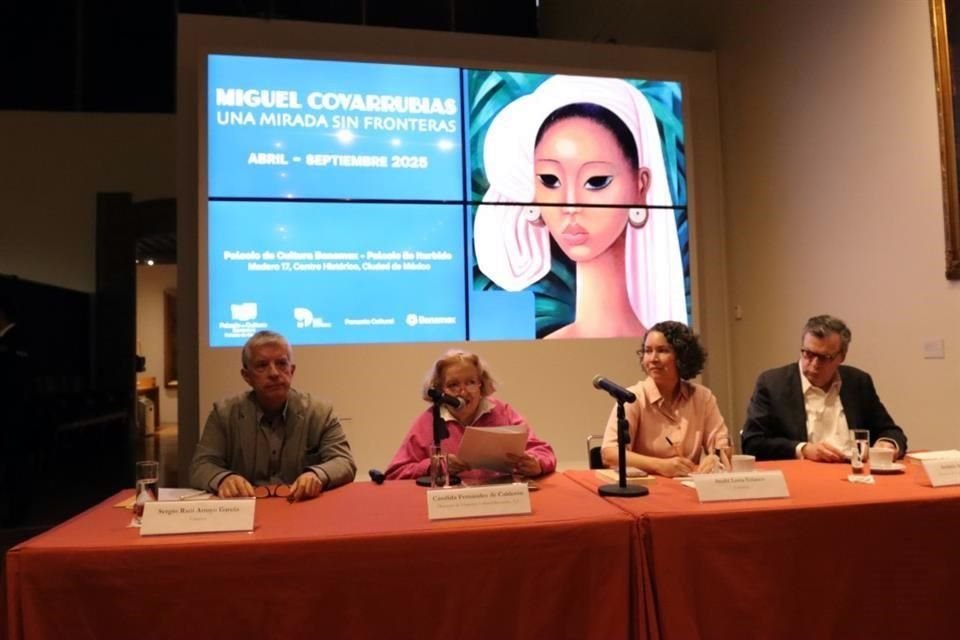 Sergio Raúl Arroyo, Cándida Fernández, Anahí Luna y Andrés Albo durante la conferencia de prensa de la exposición.