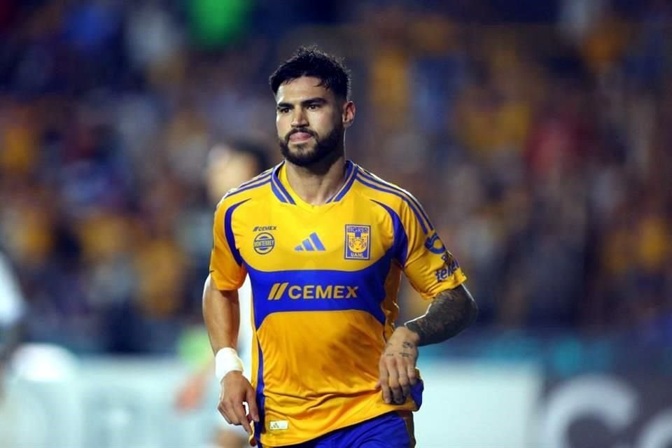 Juan José Sánchez Purata remató solo para meter un cabezazo que dejó sin oportunidad a Kevin Mier.