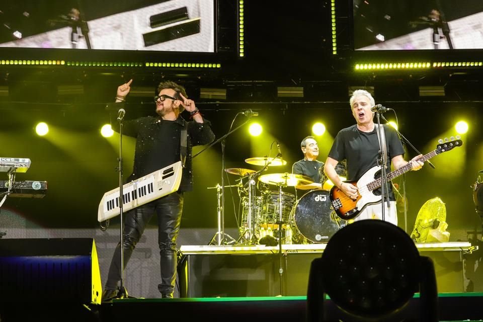 David Summers, en voz y bajo, Rafa Gutiérrez y Dani Mezquita en las guitarras y Javi Molina en la batería, más sus músicos de gira, se plantaron ante el público del Estadio GNP.
