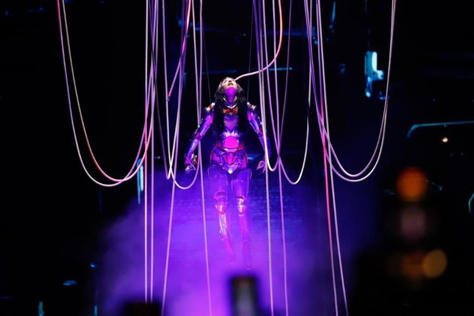 Su atuendo de 'cyborg' fue celebrado por sus fans.