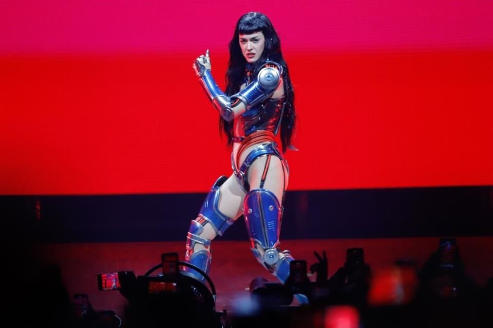 Del espacio, al cual viajó hace apenas 10 días, Katy Perry trajo inspiración, conceptos y algunas tomas para demostrar que no es de este planeta.