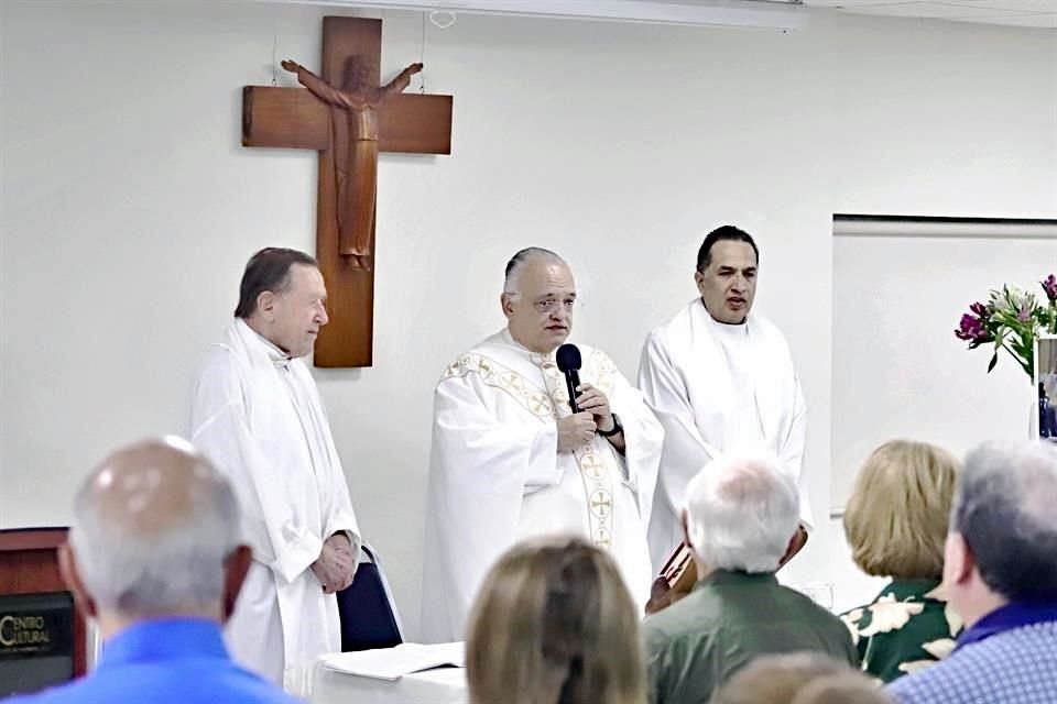 Sacerdotes jesuitas Diego Martínez Martínez (izq. a der.), José Eugenio Gómez Díaz-Barriga y Eduardo Silva Uribe.