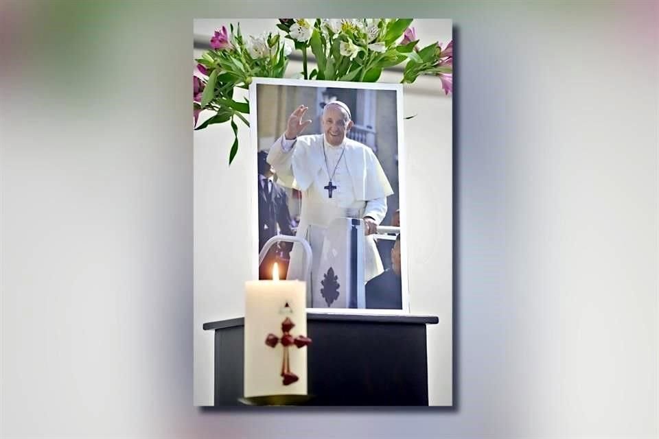 El retrato del Papa Francisco, con una vela encendida, estuvo a un lado del altar.