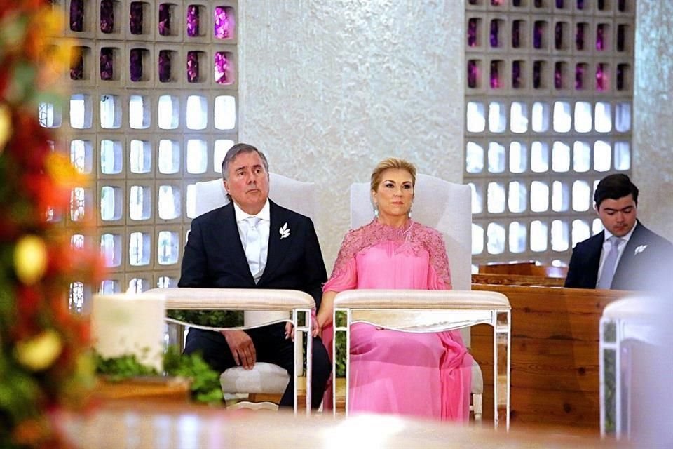 PAPÁS DEL NOVIO. José Luis de Saro y María Teresa Saro de De Saro