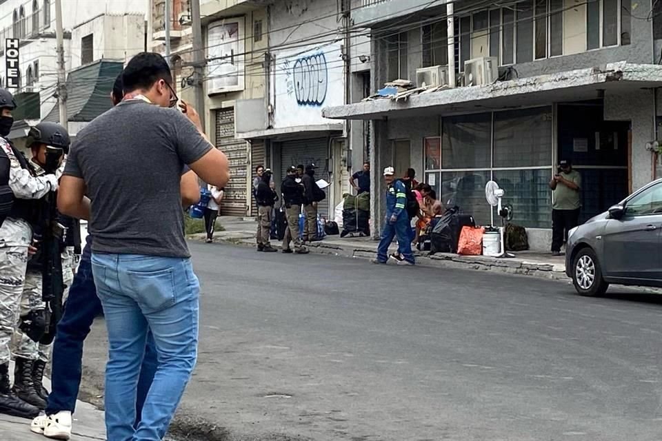 Al quedar asegurado el inmueble, otros renteros comenzaron a sacar sus pertenencias del lugar para irse a otro sitio.