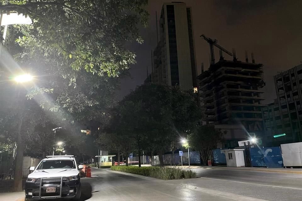 El accidente fue reportado alrededor de las 19:00 horas, en el edificio Ventum, ubicado en el cruce de De la Industria y Del Comercio, en la Colonia Corporativo Santa Engracia.
