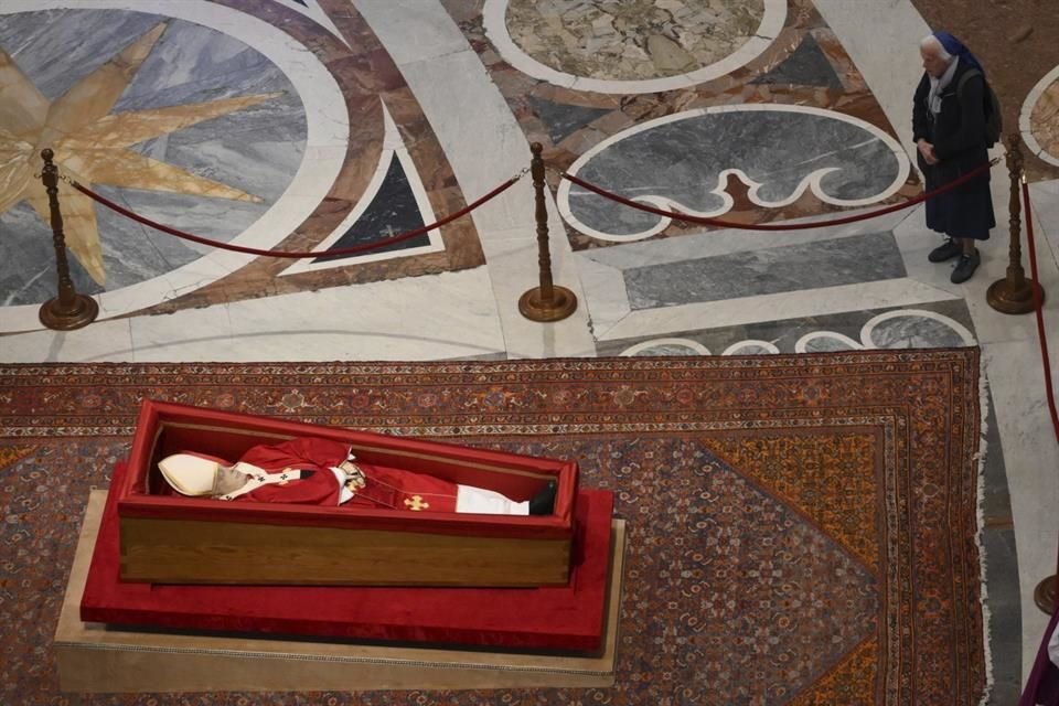 Sor Geneviève reza junto al cuerpo del Papa Francisco en la Basílica de San Pedro, el 23 de abril del 2025.