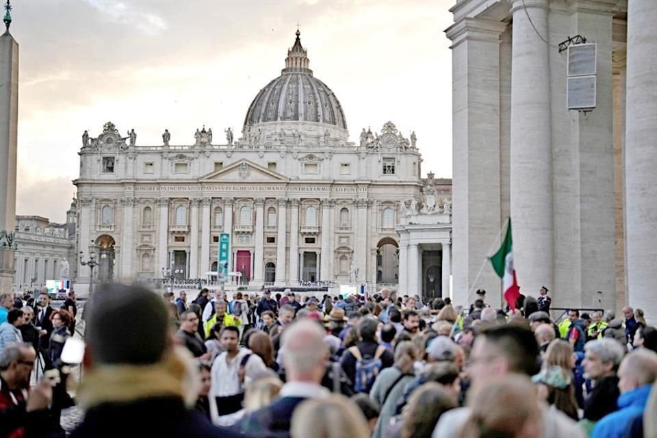 La despedida al Papa Francisco ha atraído la visita de miles de fieles a la Basílica de San Pedro.