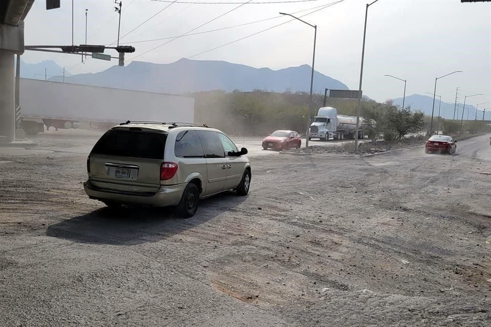 Los conductores tienen que esquivar los baches para evitar algún daño.
