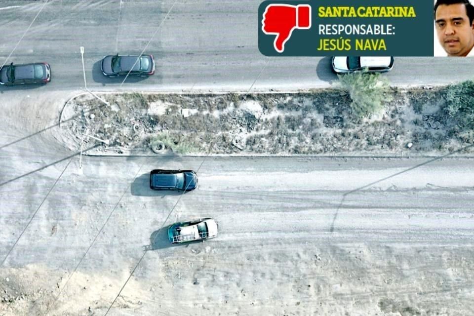 Hay tramos de la avenida Luis Donaldo Colosio, en Santa Catarina, y Adolfo López Mateos,  en García, donde el pavimento desaparece por completo.