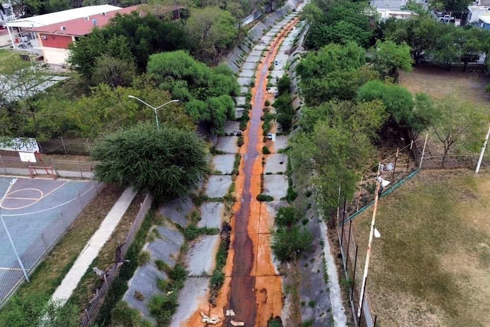 La mancha roja por el derrame de químicos de la Planta de Churubusco de Ternium abarcó más de 10 kilómetros sobre el Arroyo La Talaverna.