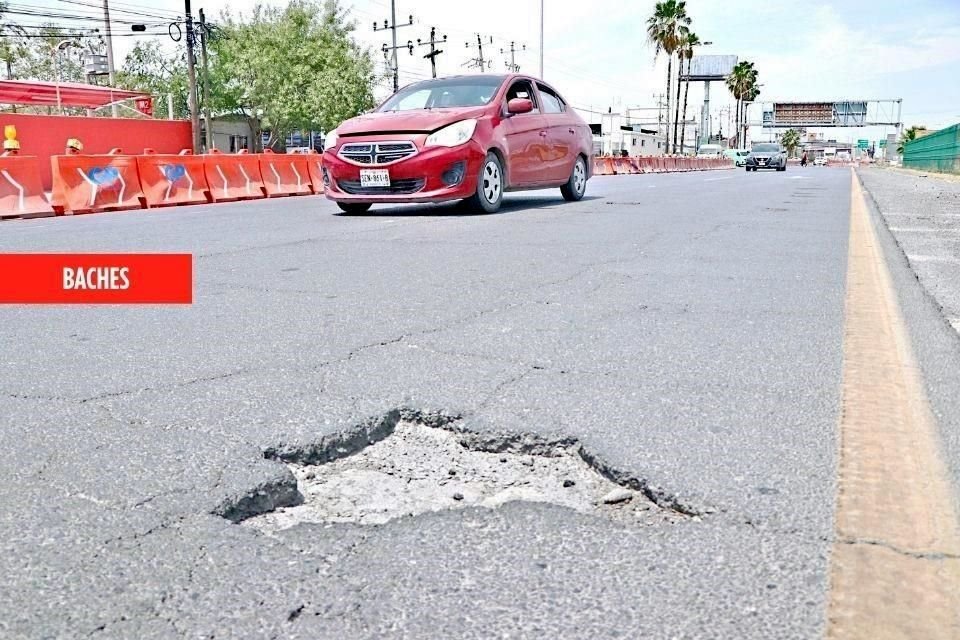 Los conductores tienen que lidiar con baches.