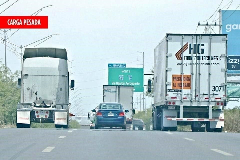 Las unidades de carga pesada llegan a cubrir todos los carriles de la autopista impidiendo el paso de automovilistas.