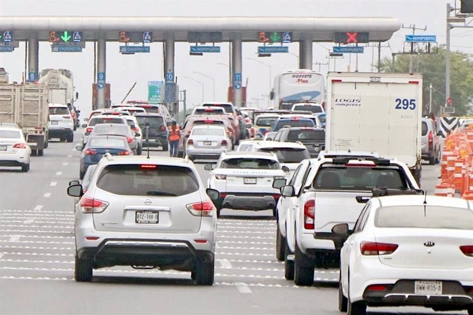 Por fallas en los sistemas de cobro, se forman largas filas de vehículos para usar la Autopista al Aeropuerto.