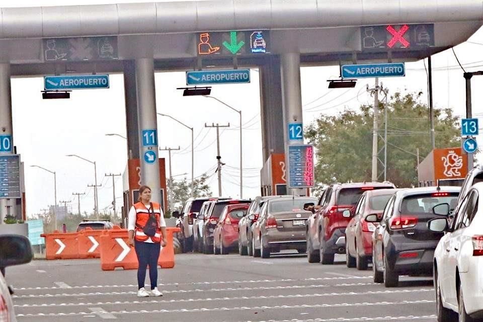 Ante el cierre de casetas, empleados la REA tuvo que guiar el tráfico.