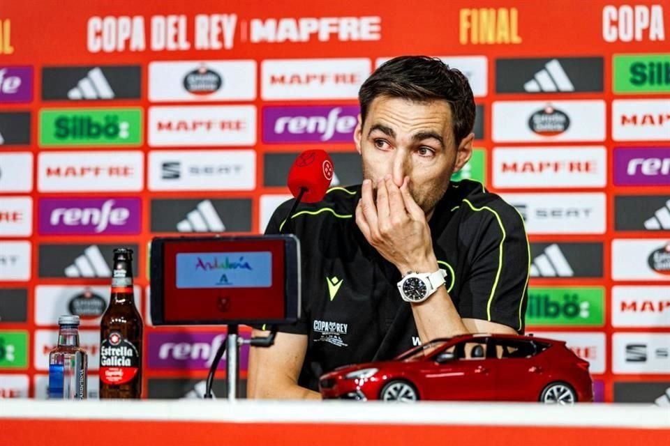 El árbitro dice que es honrado y que se equivoca como cualquiera.