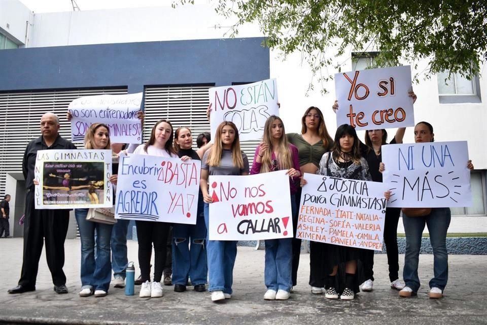 Afuera del Palacio de Justicia, mujeres se manifestaron en favor de las víctimas.