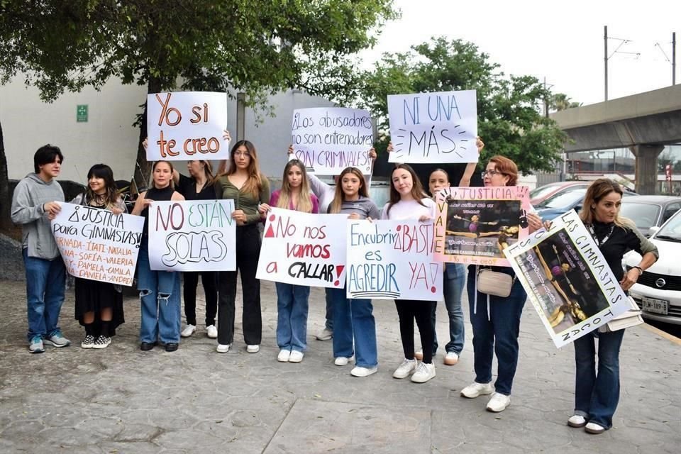Un grupo de manifestantes que apoya a las víctimas llegó afuera del Palacio de Gobierno.