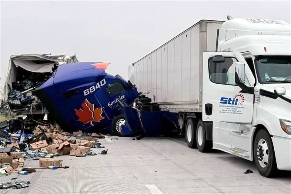 El chofer fallecido viajaba en una unidad con razón social 'González Trucking'.