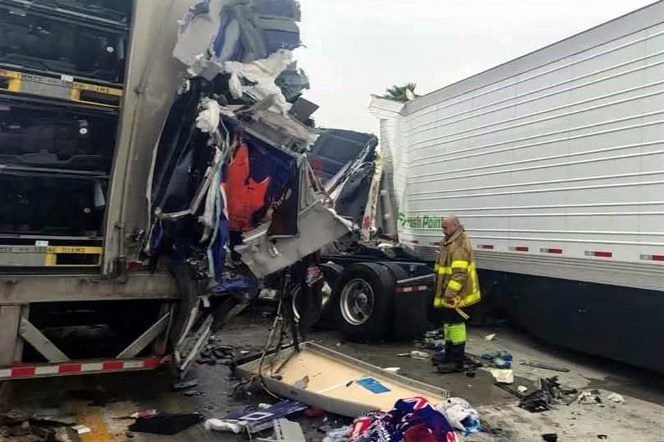 Por el fuerte impacto, el chofer quedó sin vida prensado entre los restos de su unidad.