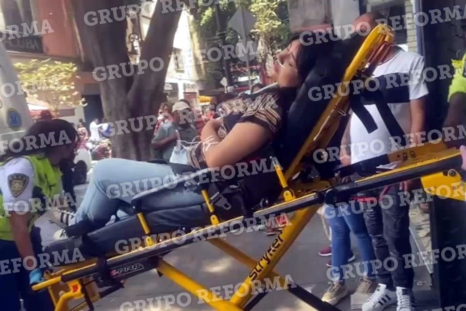 La mujer fue trasladada en una ambulancia en la estación Allende.