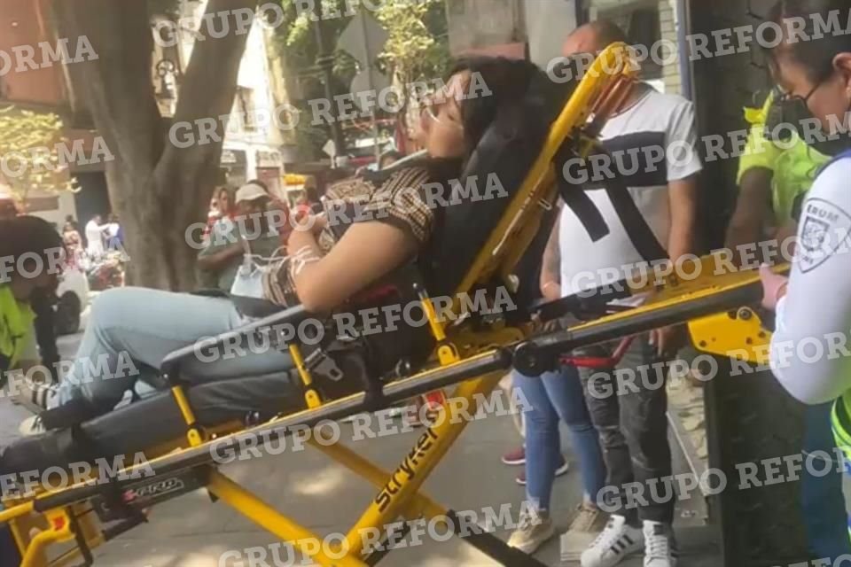 La usuaria fue subida a una camilla en la que fue trasladada a un hospital.